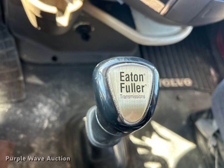 image for item EK4502 2012 Volvo VNL semi truck