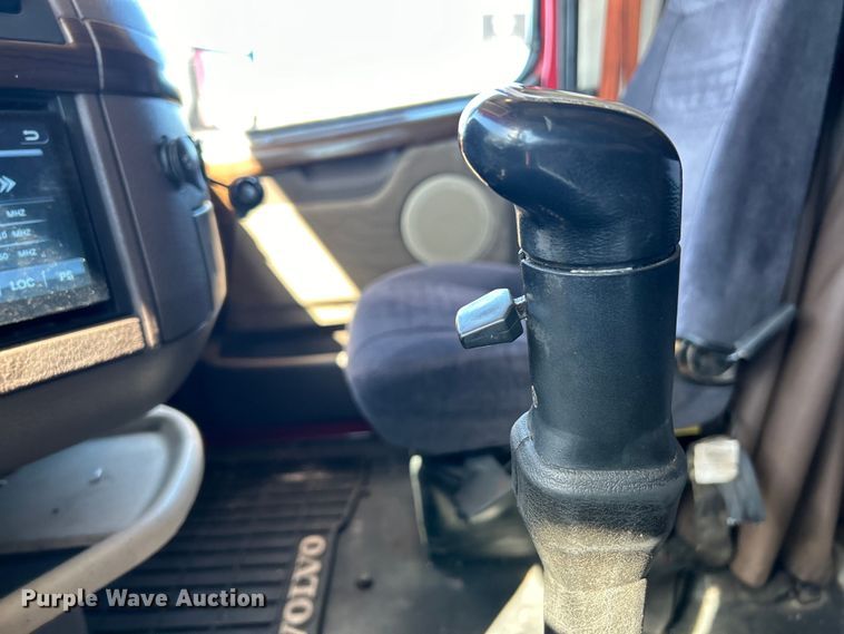 image for item EK4502 2012 Volvo VNL semi truck