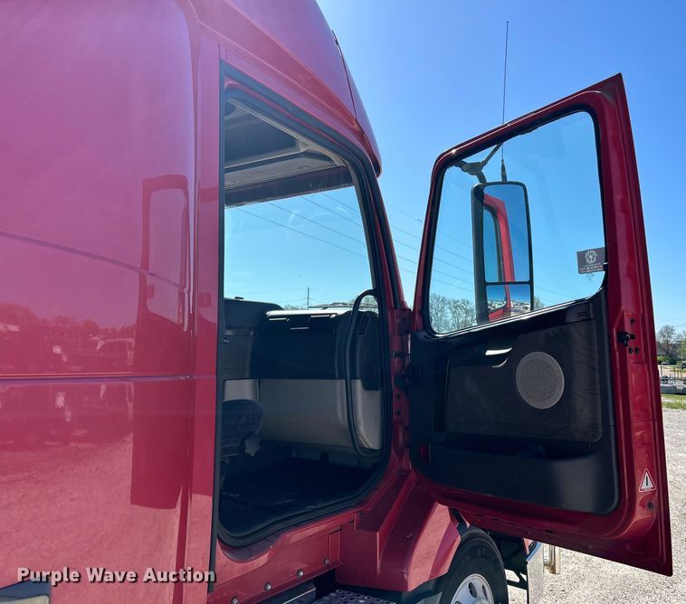 image for item EK4502 2012 Volvo VNL semi truck