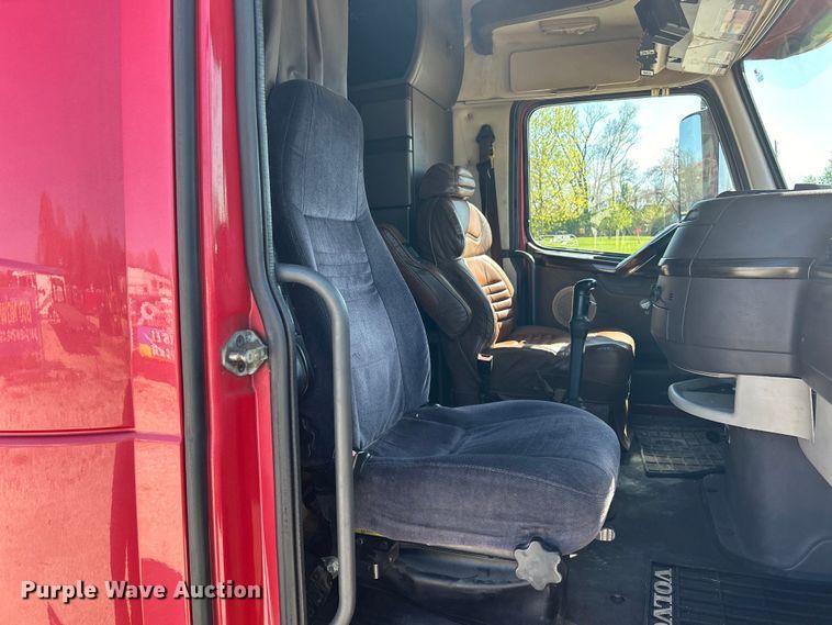 image for item EK4502 2012 Volvo VNL semi truck