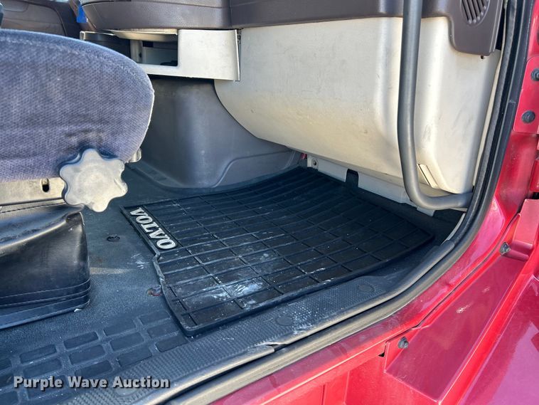 image for item EK4502 2012 Volvo VNL semi truck