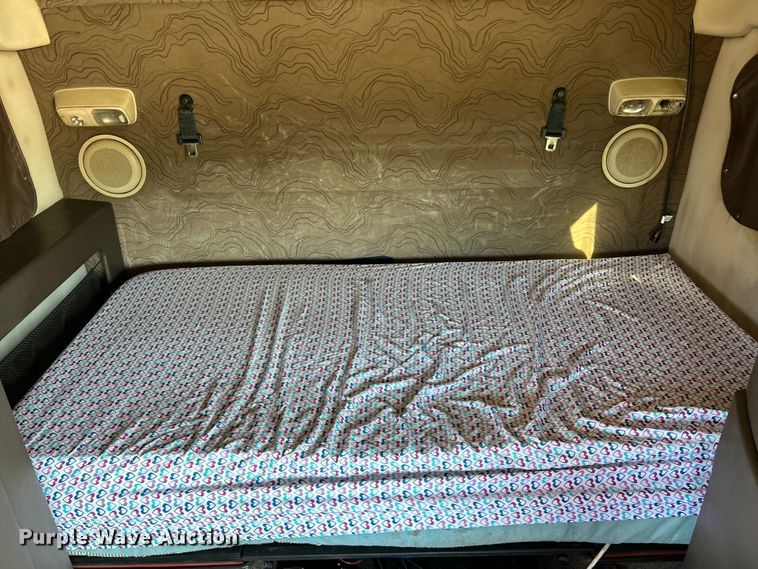 image for item EK4502 2012 Volvo VNL semi truck