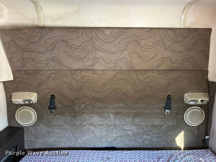 image for item EK4502 2012 Volvo VNL semi truck