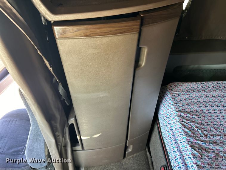 image for item EK4502 2012 Volvo VNL semi truck