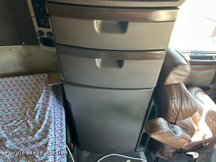 image for item EK4502 2012 Volvo VNL semi truck