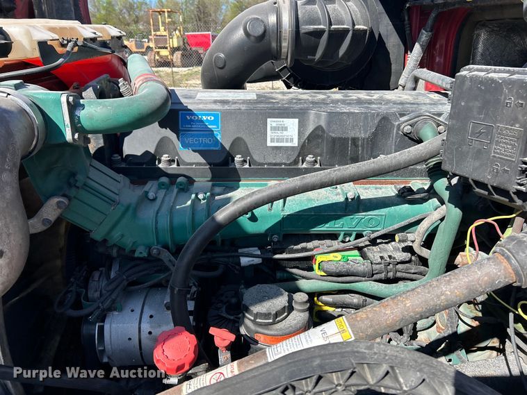 image for item EK4502 2012 Volvo VNL semi truck