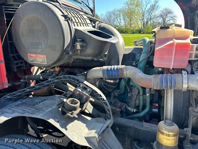 image for item EK4502 2012 Volvo VNL semi truck