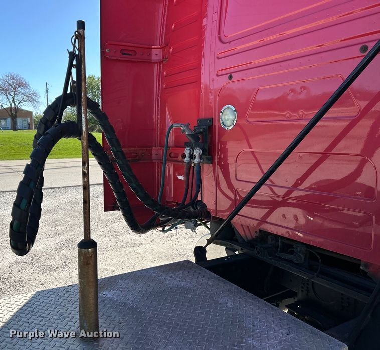 image for item EK4502 2012 Volvo VNL semi truck