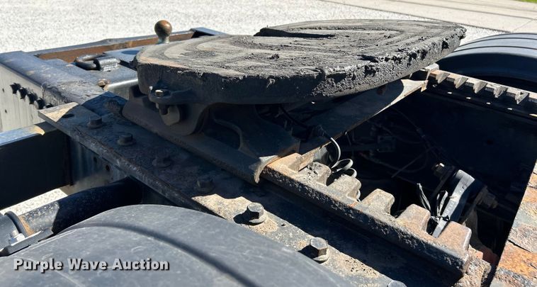 image for item EK4502 2012 Volvo VNL semi truck