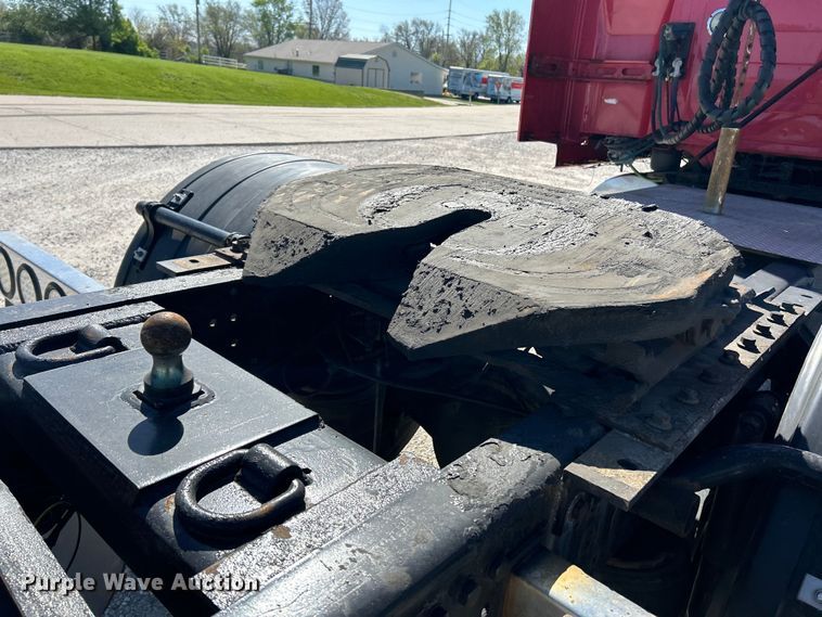 image for item EK4502 2012 Volvo VNL semi truck