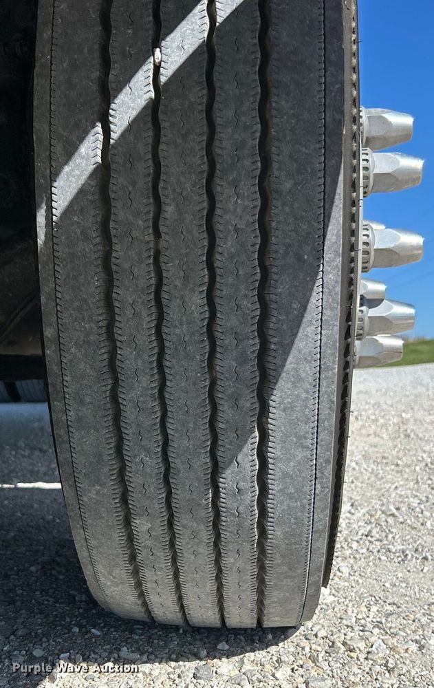 image for item EK4502 2012 Volvo VNL semi truck