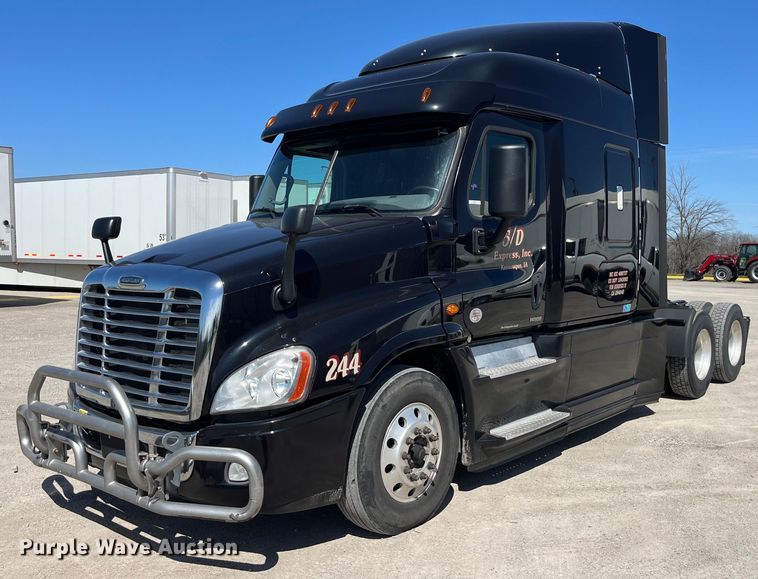 image for item LD9406 2019 Freightliner  Cascadia 125 semi truck