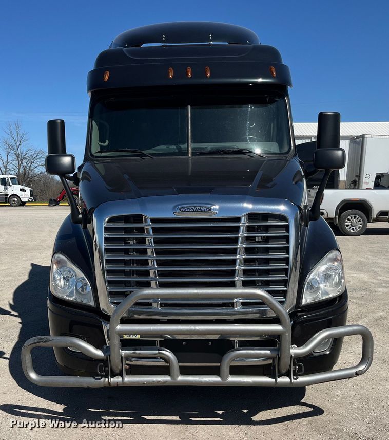 image for item LD9406 2019 Freightliner  Cascadia 125 semi truck