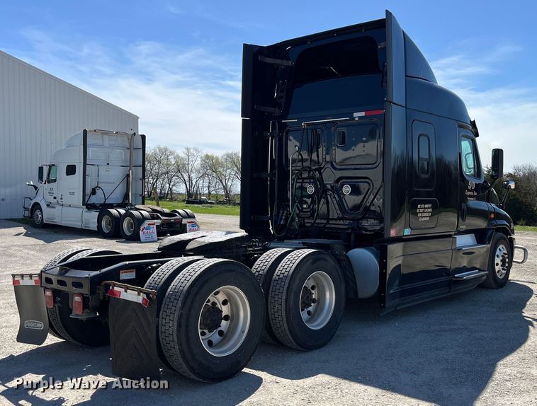 image for item LD9406 2019 Freightliner  Cascadia 125 semi truck