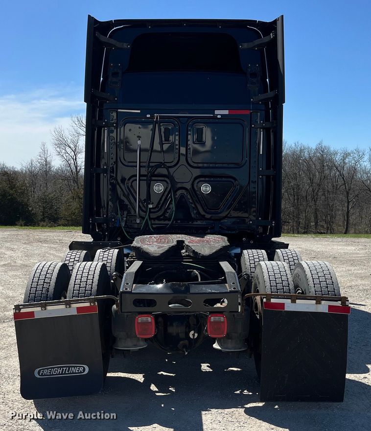 image for item LD9406 2019 Freightliner  Cascadia 125 semi truck