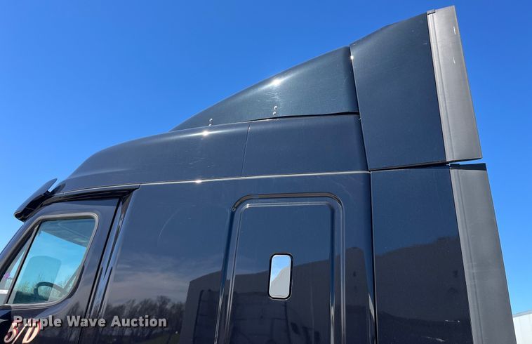 image for item LD9406 2019 Freightliner  Cascadia 125 semi truck