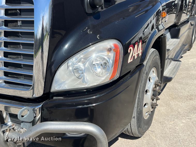 image for item LD9406 2019 Freightliner  Cascadia 125 semi truck