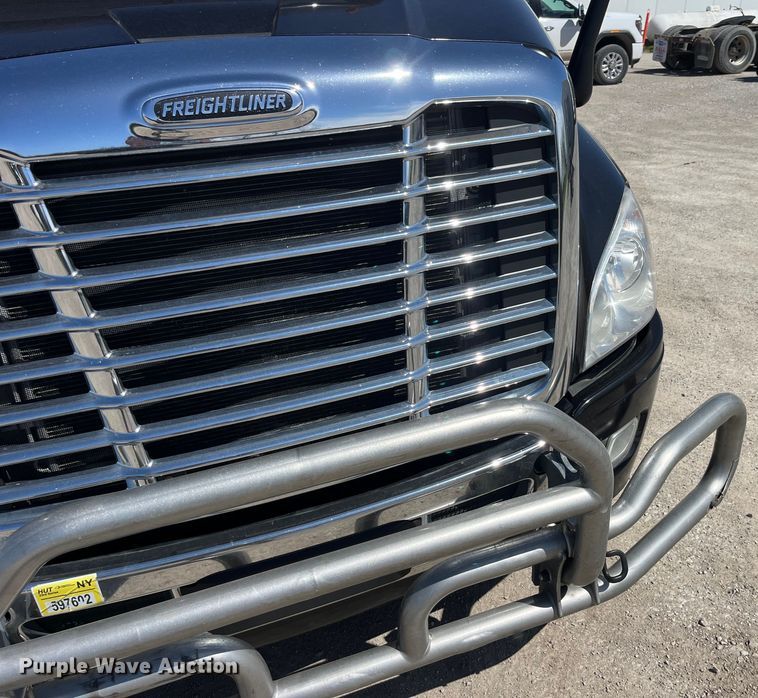 image for item LD9406 2019 Freightliner  Cascadia 125 semi truck