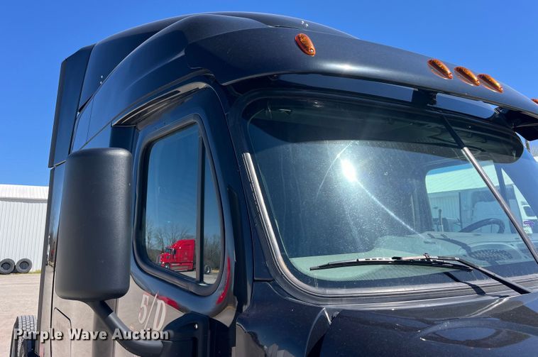 image for item LD9406 2019 Freightliner  Cascadia 125 semi truck