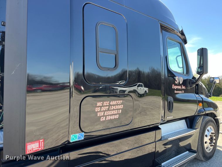 image for item LD9406 2019 Freightliner  Cascadia 125 semi truck