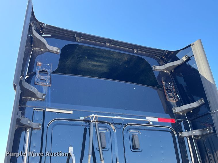 image for item LD9406 2019 Freightliner  Cascadia 125 semi truck