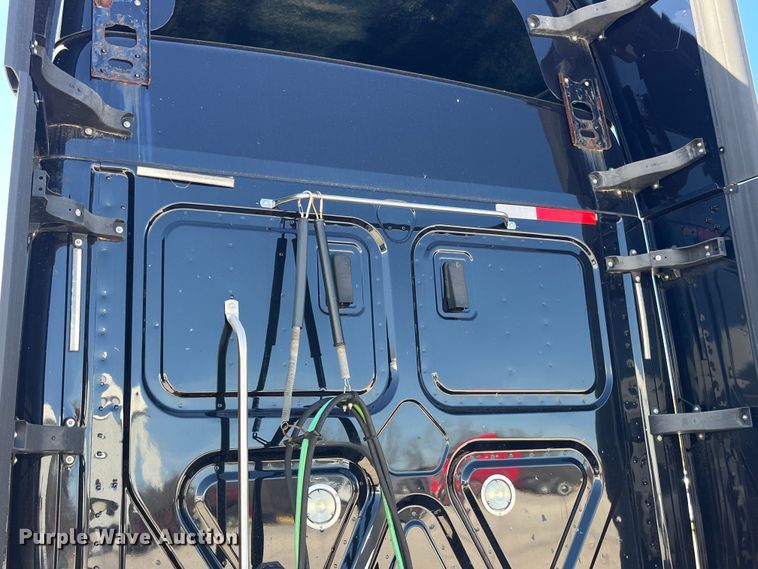 image for item LD9406 2019 Freightliner  Cascadia 125 semi truck