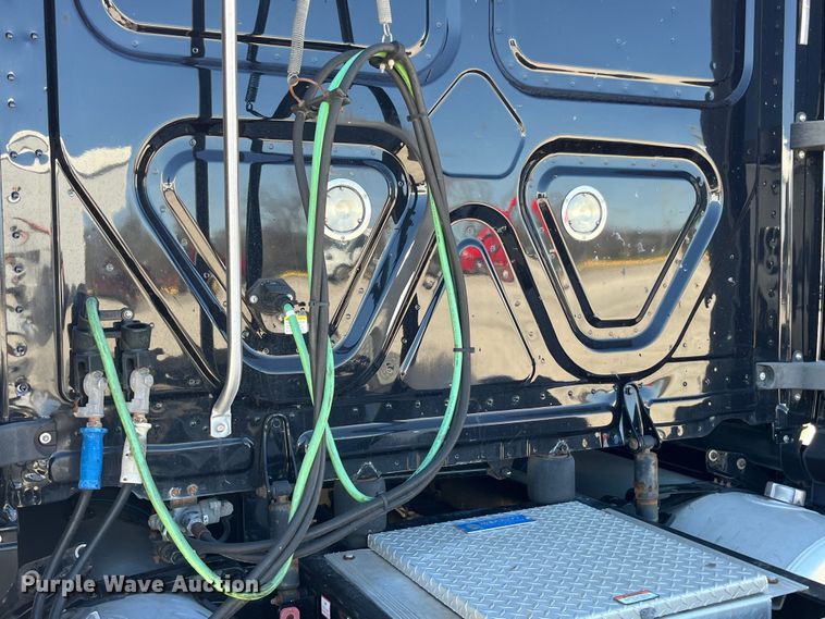 image for item LD9406 2019 Freightliner  Cascadia 125 semi truck