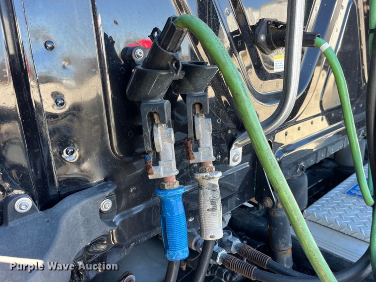 image for item LD9406 2019 Freightliner  Cascadia 125 semi truck