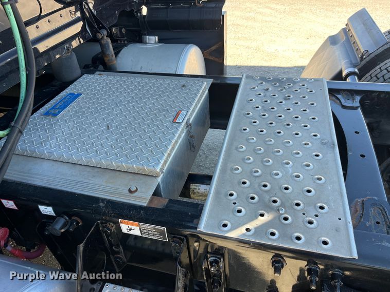 image for item LD9406 2019 Freightliner  Cascadia 125 semi truck