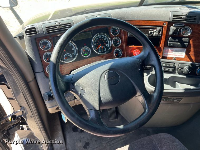 image for item LD9406 2019 Freightliner  Cascadia 125 semi truck