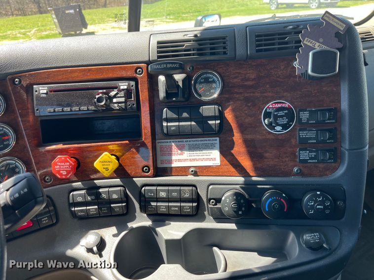 image for item LD9406 2019 Freightliner  Cascadia 125 semi truck