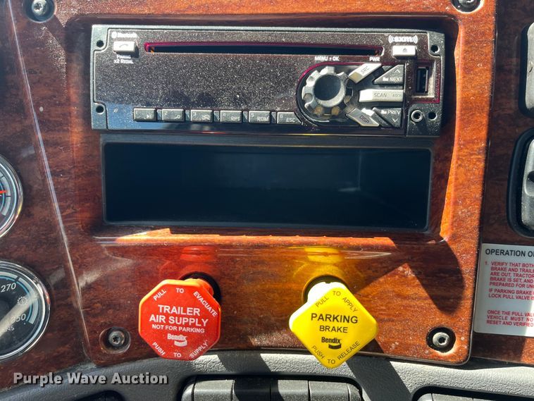 image for item LD9406 2019 Freightliner  Cascadia 125 semi truck