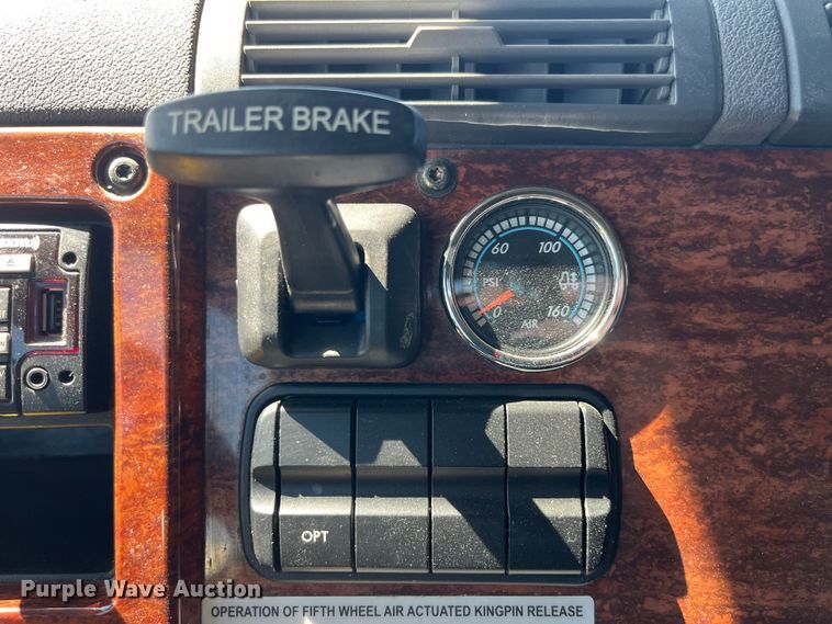 image for item LD9406 2019 Freightliner  Cascadia 125 semi truck