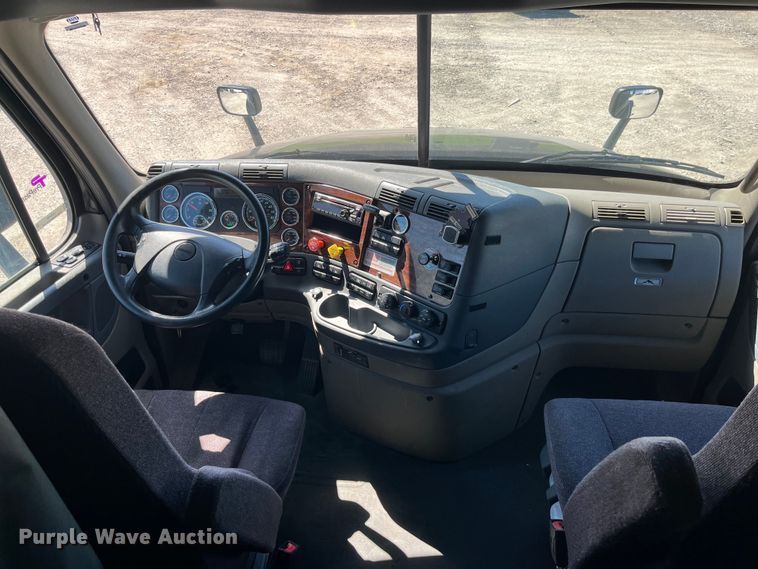 image for item LD9406 2019 Freightliner  Cascadia 125 semi truck