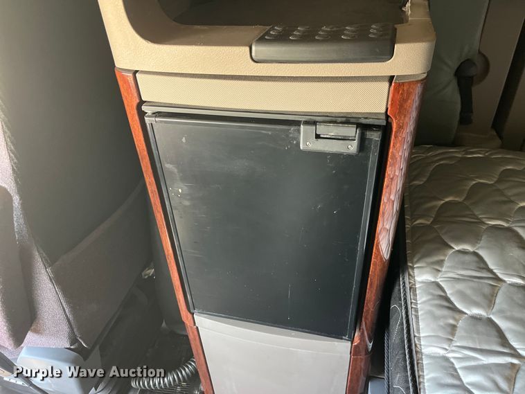 image for item LD9406 2019 Freightliner  Cascadia 125 semi truck