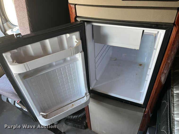 image for item LD9406 2019 Freightliner  Cascadia 125 semi truck