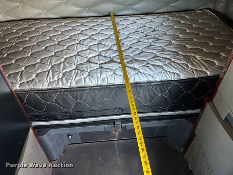 image for item LD9406 2019 Freightliner  Cascadia 125 semi truck