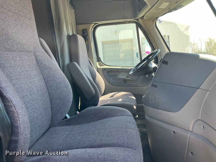 image for item LD9406 2019 Freightliner  Cascadia 125 semi truck