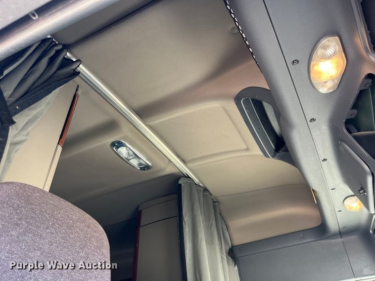 image for item LD9406 2019 Freightliner  Cascadia 125 semi truck