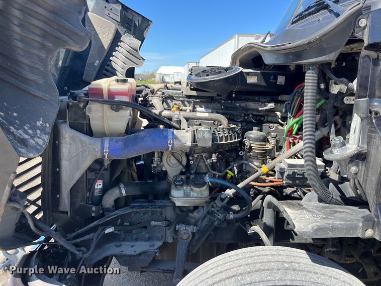 image for item LD9406 2019 Freightliner  Cascadia 125 semi truck