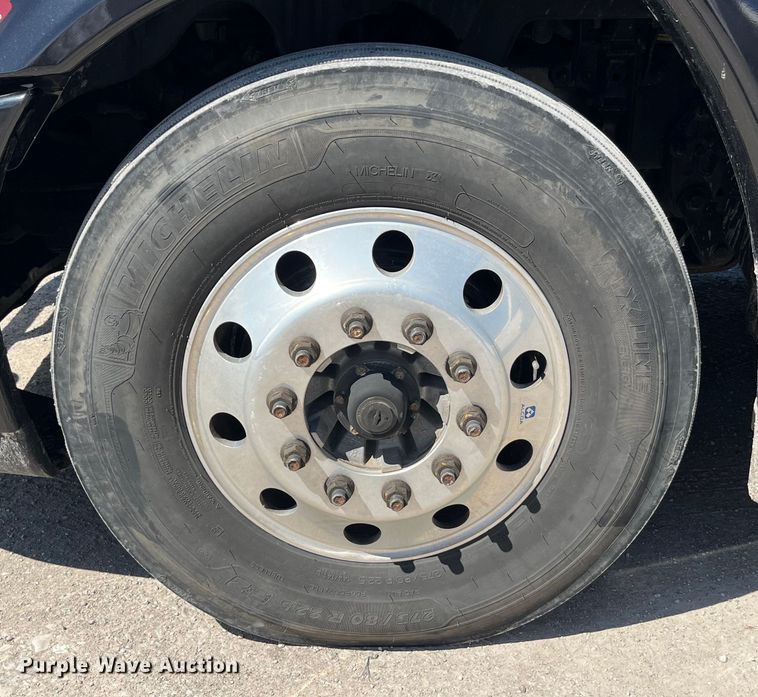 image for item LD9406 2019 Freightliner  Cascadia 125 semi truck