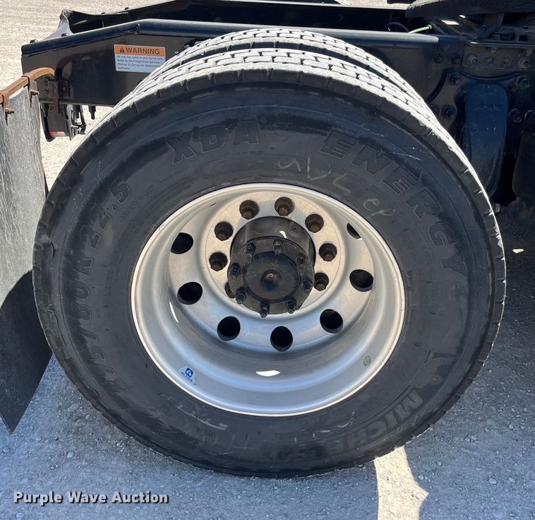 image for item LD9406 2019 Freightliner  Cascadia 125 semi truck