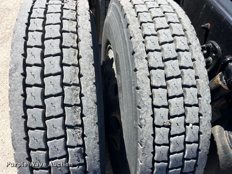 image for item LD9406 2019 Freightliner  Cascadia 125 semi truck