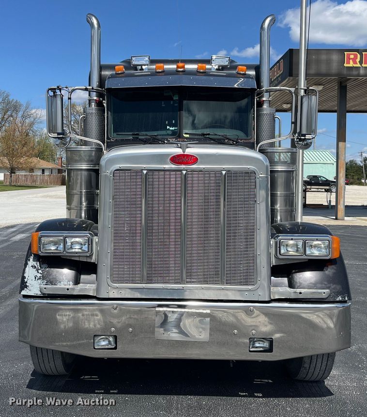 image for item LD9418 2005 Peterbilt 379 semi truck