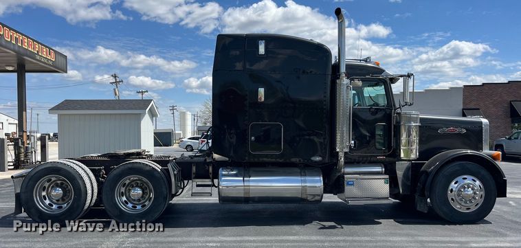 image for item LD9418 2005 Peterbilt 379 semi truck