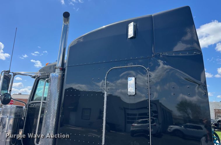 image for item LD9418 2005 Peterbilt 379 semi truck