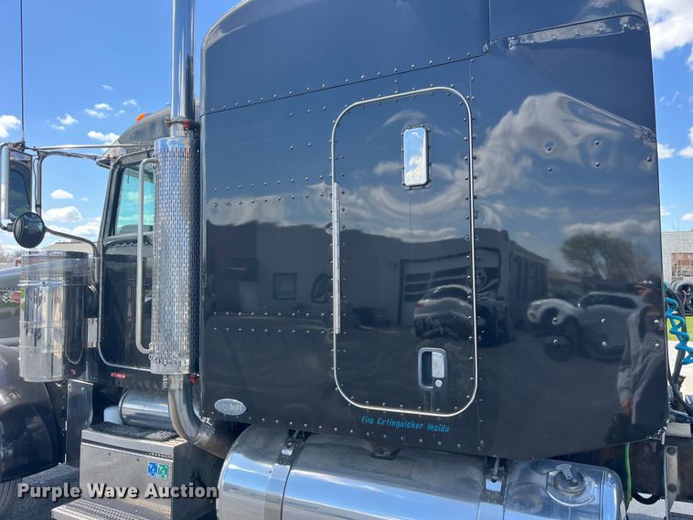 image for item LD9418 2005 Peterbilt 379 semi truck