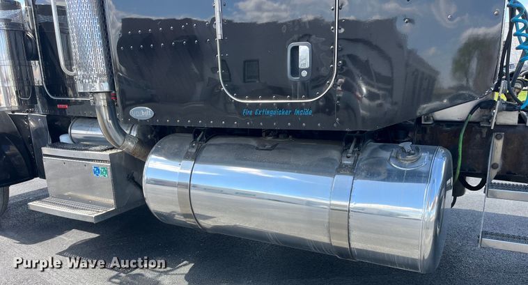 image for item LD9418 2005 Peterbilt 379 semi truck