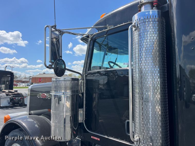 image for item LD9418 2005 Peterbilt 379 semi truck