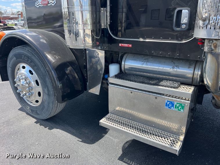 image for item LD9418 2005 Peterbilt 379 semi truck